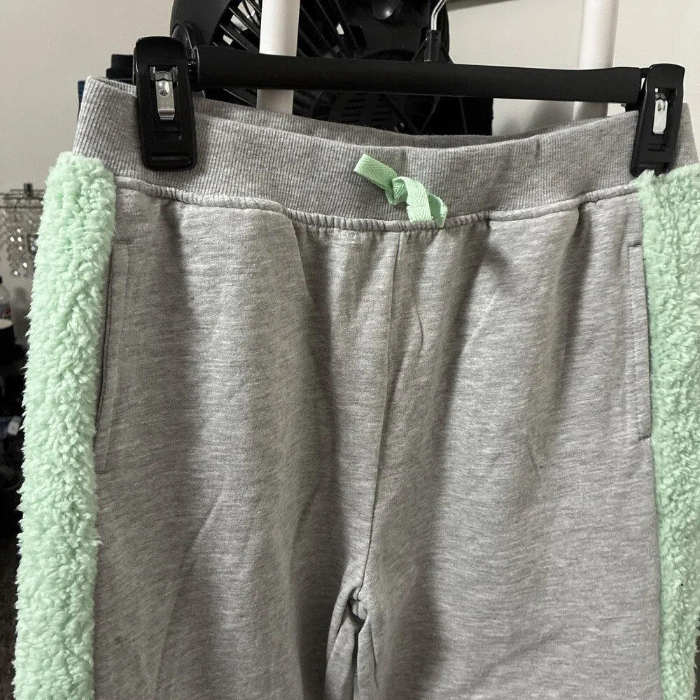 New Without Tags Big Kids girls Star Wars Gray And Green Fuzzy Sweatpants 14 16